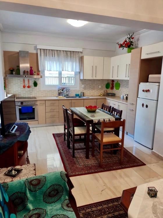 Marys House , Lovely 2-Bedroom Apartment Szaloniki Kültér fotó