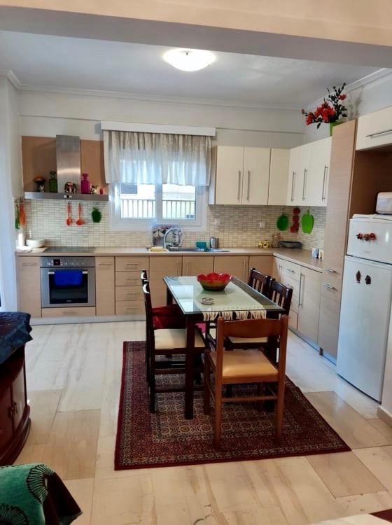 Marys House , Lovely 2-Bedroom Apartment Szaloniki Kültér fotó